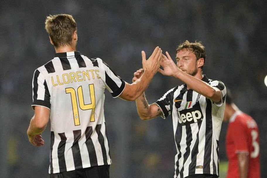 Anche Marchisio si complimenta con Llorente, miglior marcatore del match con tre gol (LaPresse)
